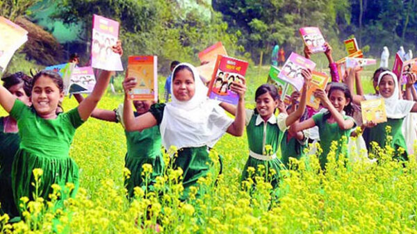 রূপগঞ্জে মেধাবী ছাত্র-ছাত্রীদের মাঝে শিক্ষা উপকরন বিতরন