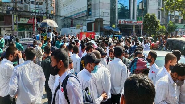 শহরে বিভিন্ন শিক্ষা প্রতিষ্ঠানের শিক্ষার্থীদের বিক্ষোভ, ব্যারিকেড সৃষ্টি