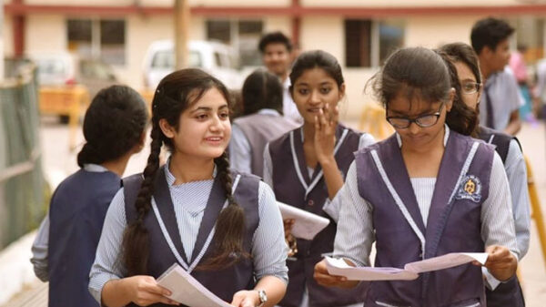 জীবনের ঝুঁকি নিয়ে শিক্ষা গ্রহন করছে ৯শ’ শিক্ষার্থী