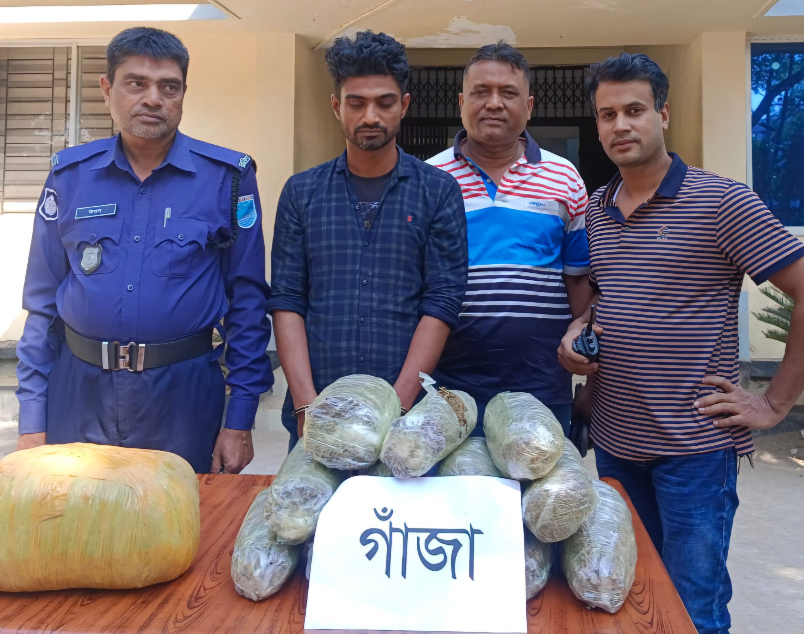 সোনারগাঁয়ে ১০ কেজি গাজাসহ গ্রেপ্তার-১