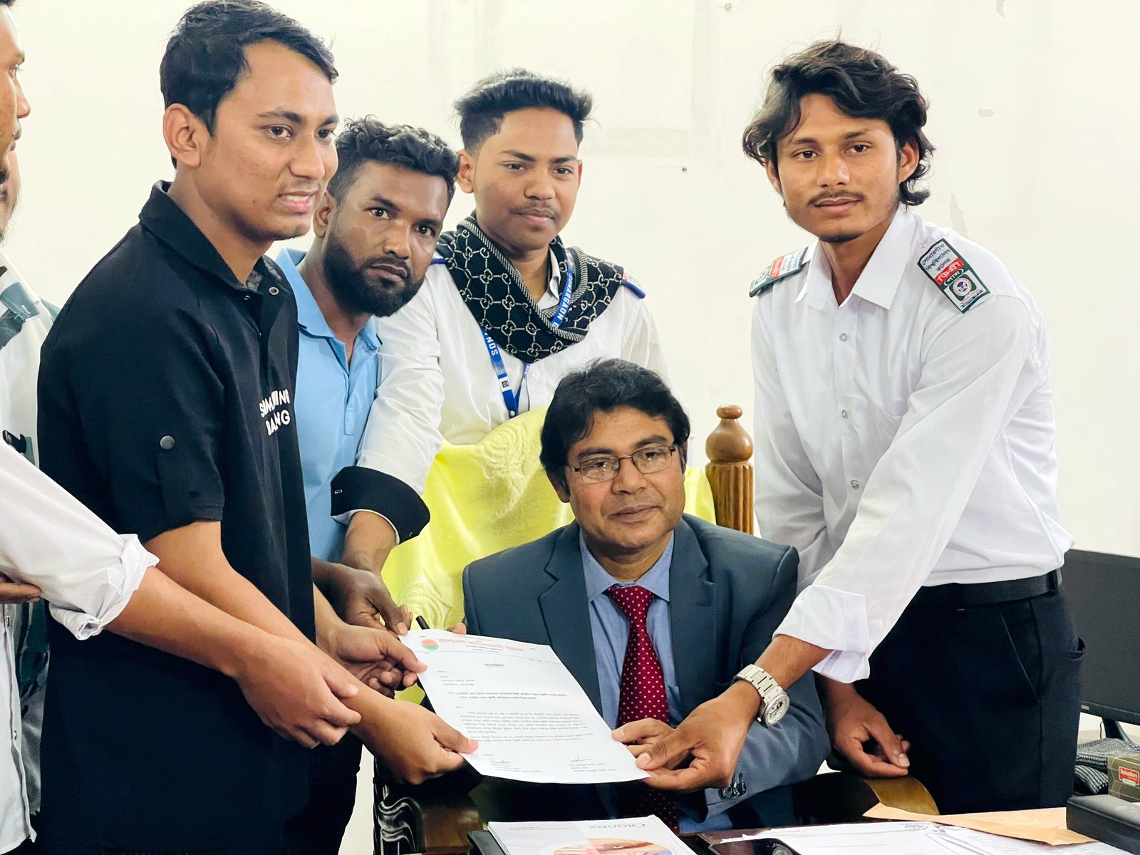 সোনারগাঁও সরকারি কলেজে ছাত্রলীগের সন্ত্রাসী কর্মকাণ্ডের বিচার দাবিতে স্মারকলিপি প্রদান