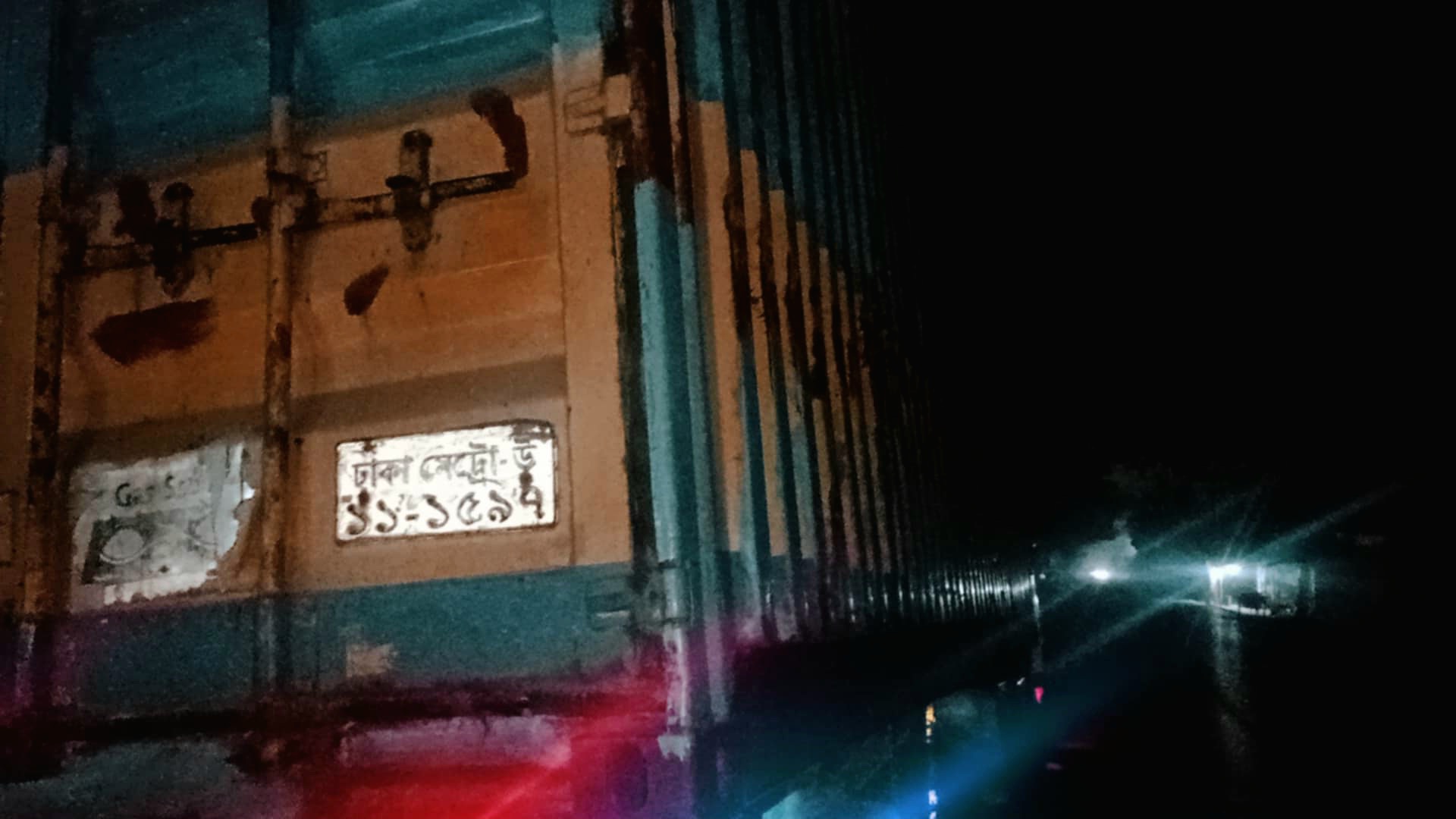সোনারগাঁয়ে কাভার্ডভ্যানের চাপায় পিতা নিহত পুত্র আহত