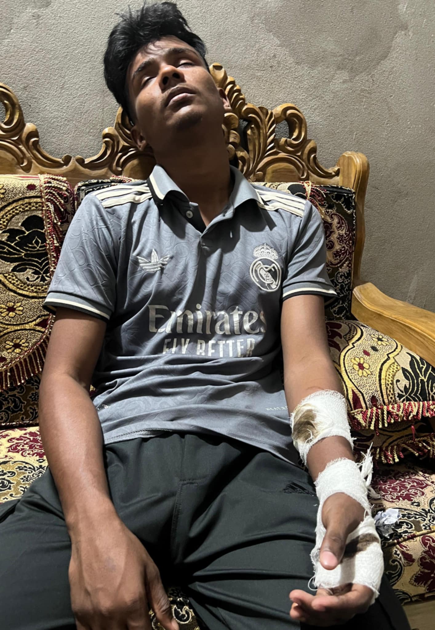 সোনারগাঁয়ে কিশোর গ্যাংয়ের হামলায় আহত ৩, নগদ টাকাসহ সাড়ে চার লাখ টাকা লুট