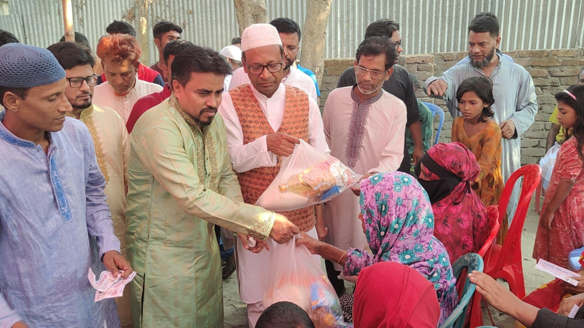 সোনারগাঁয়ে স্বেচ্ছাসেবক দলের ঈদ উপহার বিতরণ