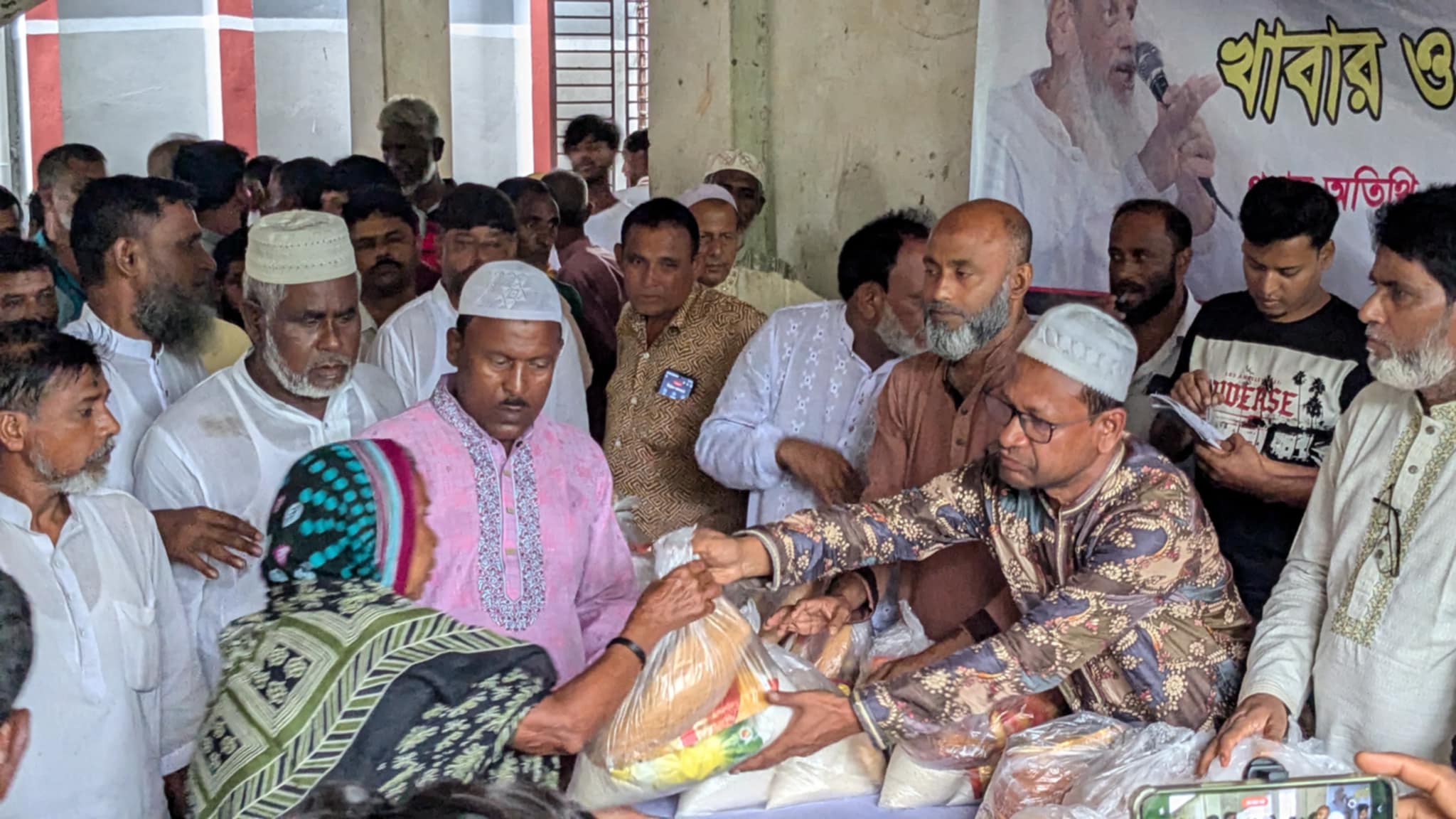 সোনারগাঁয়ে শতাধিক অসহায় ও দুস্থ পরিবারের মধ্যে ঈদ সামগ্রী বিতরণ