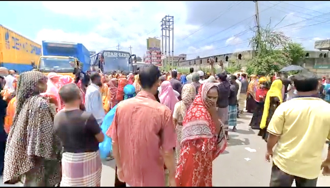 বকেয়া বেতন পরিশোধের দাবিতে মালেক জুট মিল শ্রমিকদের মহাসড়ক অবরোধ