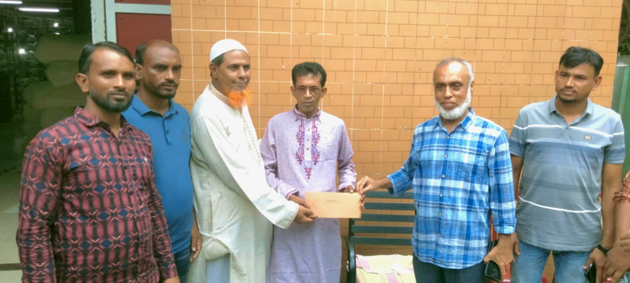 সোনারগাঁয়ে জুলাই আন্দোলনে আহত রুহুল আমিনকে আর্থিক অনুদান দিলেন আল মুজাহিদ মল্লিক