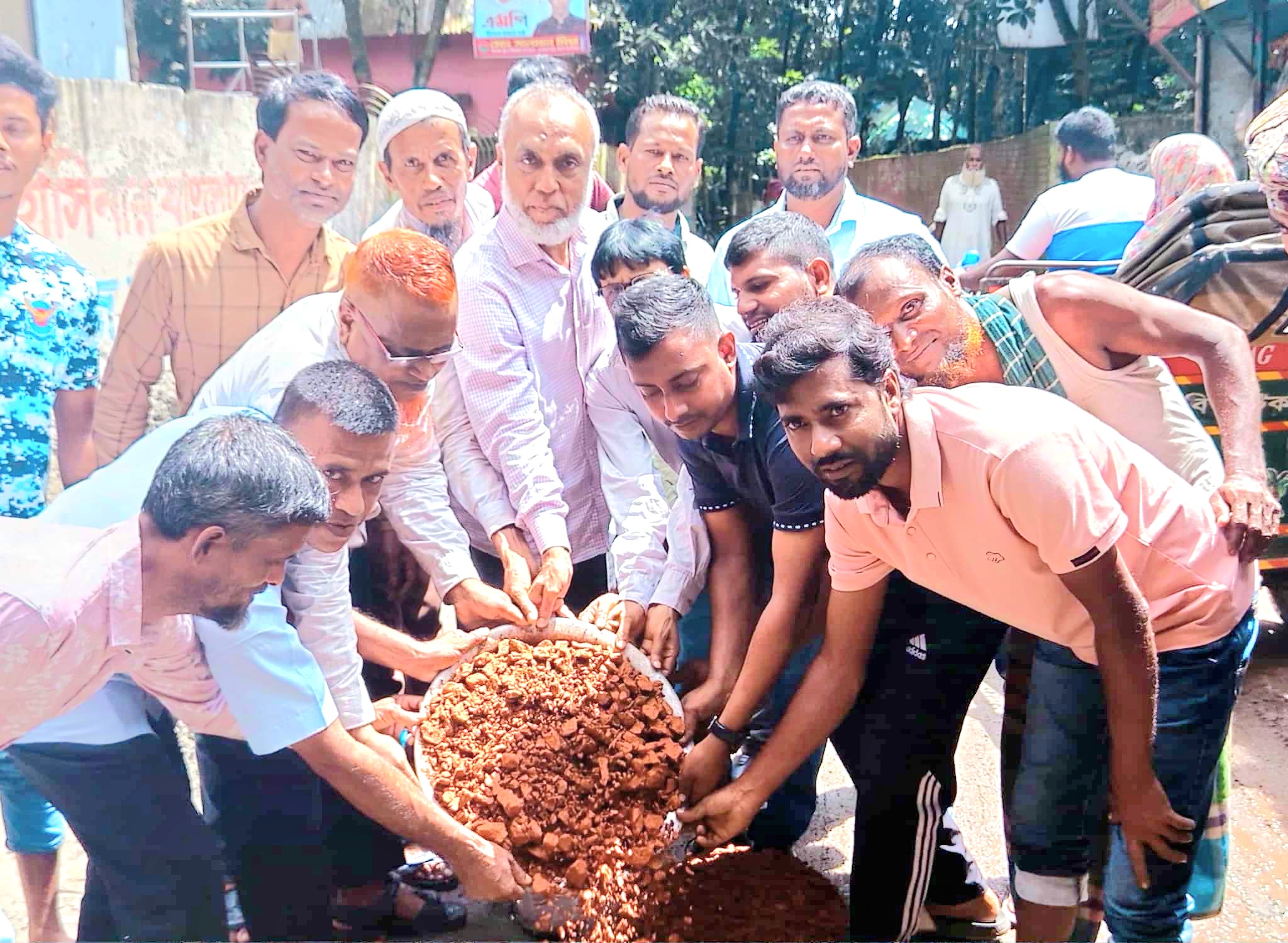 সোনারগাঁয়ে জামপুরে নিজস্ব অর্থায়নে রাস্তা সংস্কার কাজের উদ্বোধন করলেন আল মুজাহিদ মল্লিক