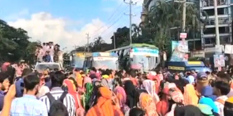 সোনারগাঁয়ে ঈদ-ই মিল্লাদুন্নবীর ছুটির দাবিতে শ্রমিকদের মহাসড়ক অবরোধ