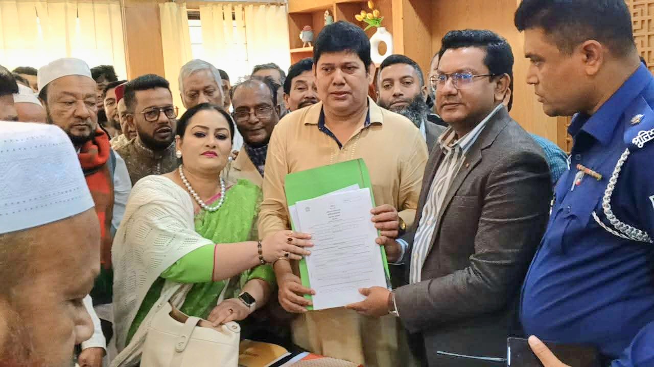 আজহারুল ইসলাম মান্নানের পক্ষে মনোনয়ন ফরম তুললেন নেতাকর্মীরা
