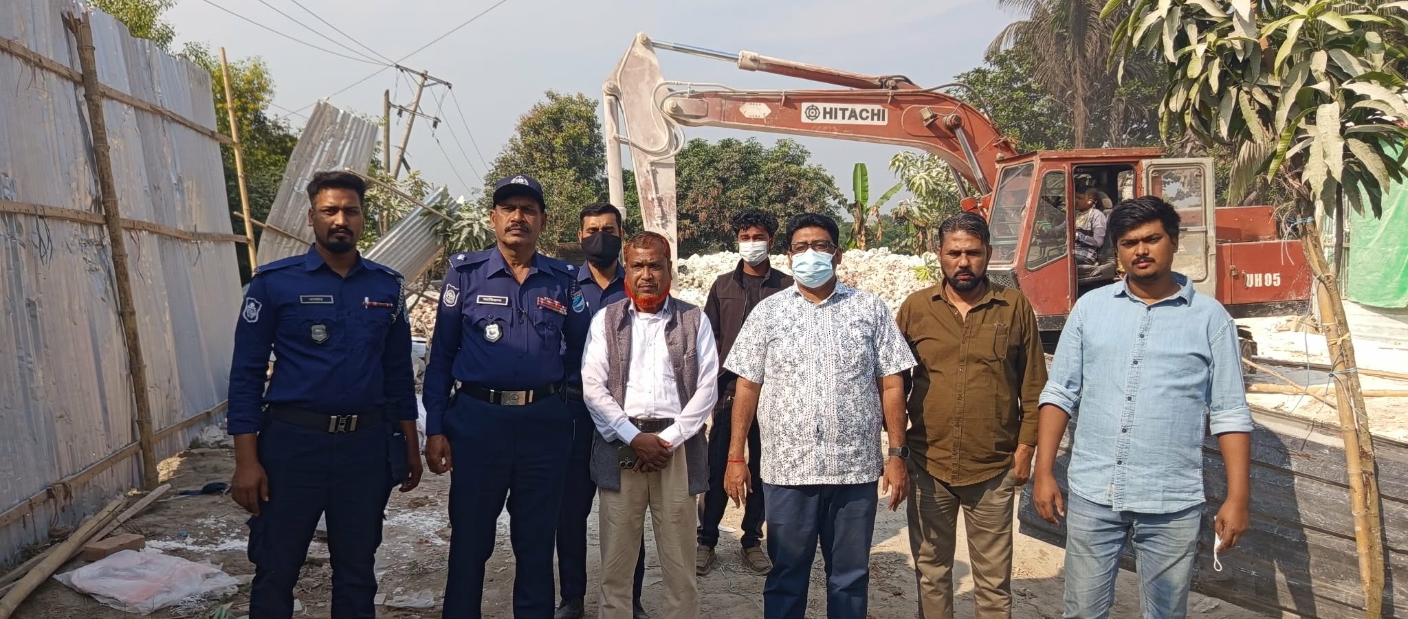 সোনারগাঁয়ে পিরোজপুর ইউনিয়নে তিতাসের অভিযানে ৪ চুনা কারখানা গুড়িয়ে দেওয়া হয়েছে