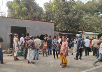 সোনারগাঁয়ে স্বেচ্ছাসেবক নেতার অবৈধ স্থাপনা উচ্ছেদ