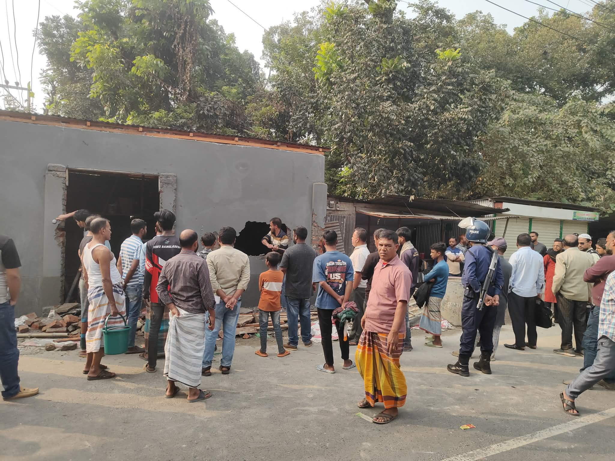 সোনারগাঁয়ে স্বেচ্ছাসেবক নেতার অবৈধ স্থাপনা উচ্ছেদ