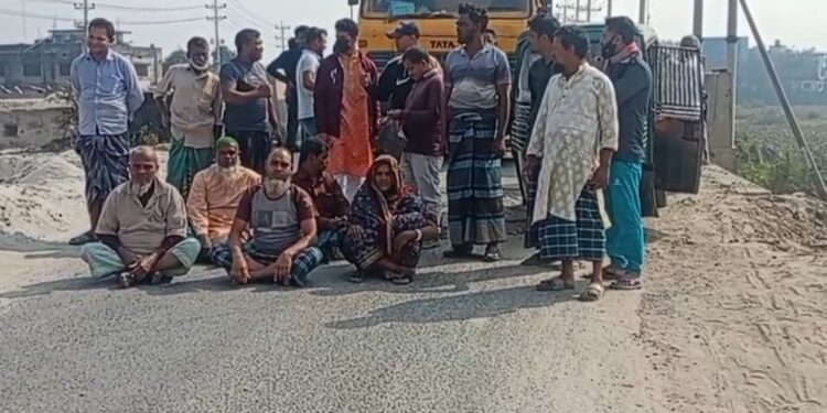 সোনারগাঁয়ে খাল পূর্ণ খননের দাবিতে কৃষকদের সড়ক অবরোধ