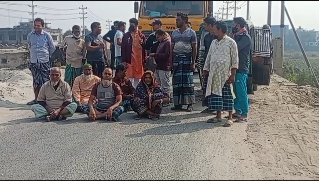 সোনারগাঁয়ে খাল পূর্ণ খননের দাবিতে কৃষকদের সড়ক অবরোধ