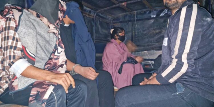 মদনপুরের অবৈধ গেস্ট হাউজে সেনাবাহিনীর অভিযান, নারীসহ ৬ জন আটক