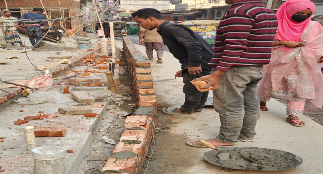সোনারগাঁয়ে জনসাধারনের চলাচলের সরকারী ড্রেন দখল করে দেয়াল নির্মাণ