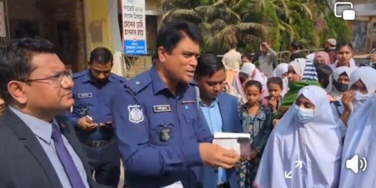 সোনারগাঁয়ে শিক্ষকের ওপর হামলার প্রতিবাদে শিক্ষার্থীদের বিক্ষোভ