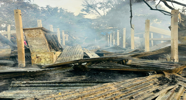 ইফতারে আগ মুর্হুতে সোনারগাঁয়ে ১৮ টি বসত ঘরে আগুন