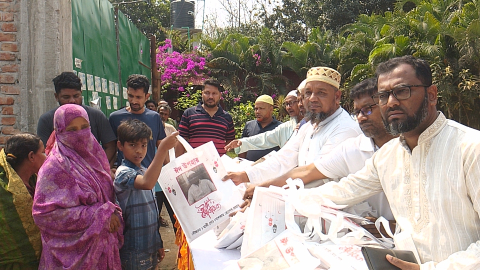 জামপুর ইউনিয়নে ২ হাজার অসহায় পরিবারের মাঝে ঈদ উপহার বিতরণ