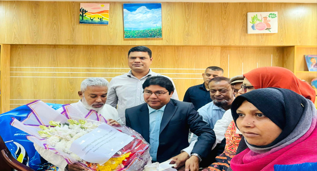 সোনারগাঁও সরকারি কলেজে নবনির্বাচিত এমপি আজহারুল ইসলাম মান্নানকে ফুলেল শুভেচ্ছা