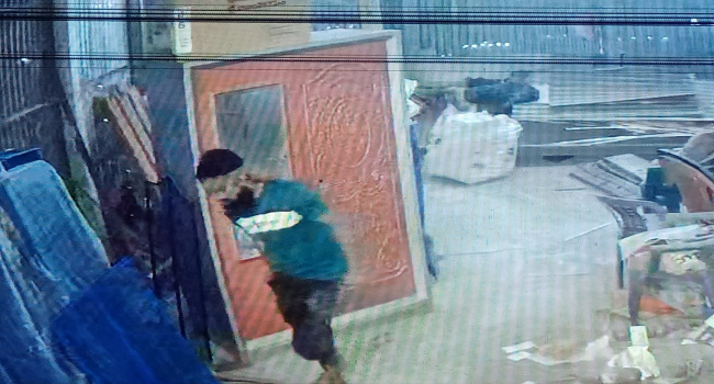 হোসেনপুর বাজারে ফার্নিচার ও টেলিকম দোকানে দুর্ধর্ষ চুরি, প্রায় ৪ লাখ টাকা লুট