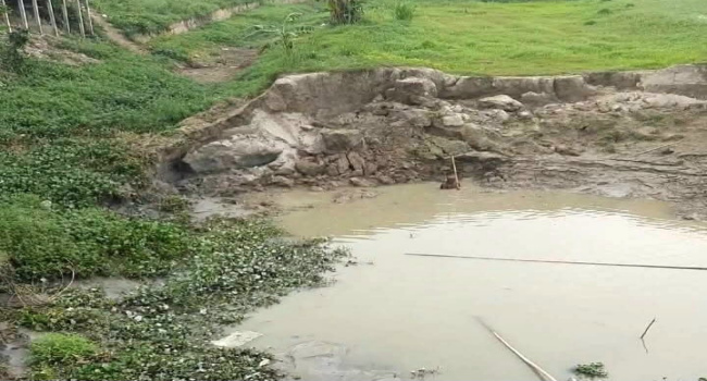সোনারগাঁয়ে খাল কেটে মাটি লুটের অভিযোগ, ইউএনও’র কাছে লিখিত অভিযোগ