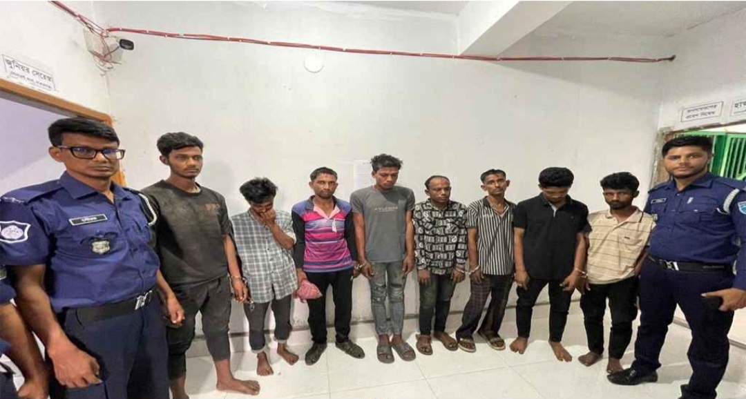 সোনারগাঁয়ে দেশীয় অস্ত্রসহ ডাকাত দলের ৮ সদস্য গ্রেপ্তার