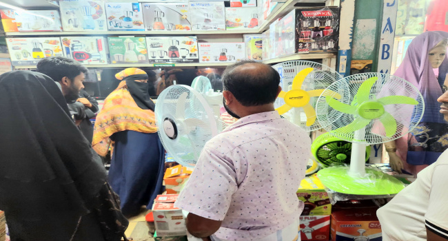 বাড়ছে চার্জার ফ্যান কেনার হিড়িক, সোনারগাঁয়ে চাহিদা তুঙ্গে