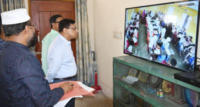 কাঁচপুরে এসএসসি পরিক্ষা কেন্দ্র পরিদর্শন করে ডিসি