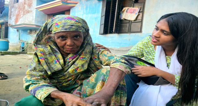সোনারগাঁয়ে অজ্ঞাতপরিচয় বৃদ্ধা উদ্ধার, পরিবারের সন্ধান চায় স্থানীয়রা