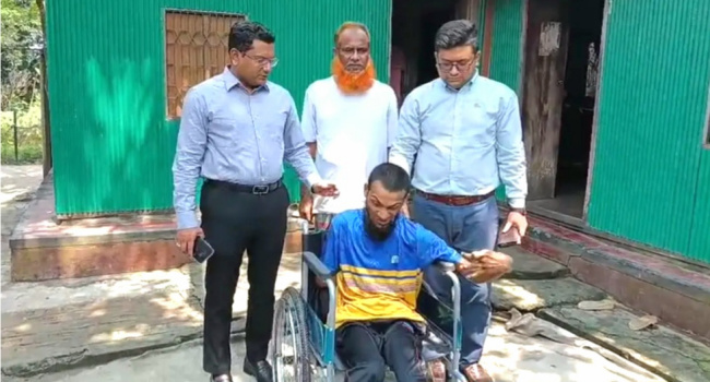 আবেদন করার ১ ঘন্টার মধ্যে হুইলচেয়ার নিয়ে হাজির ইউএনও