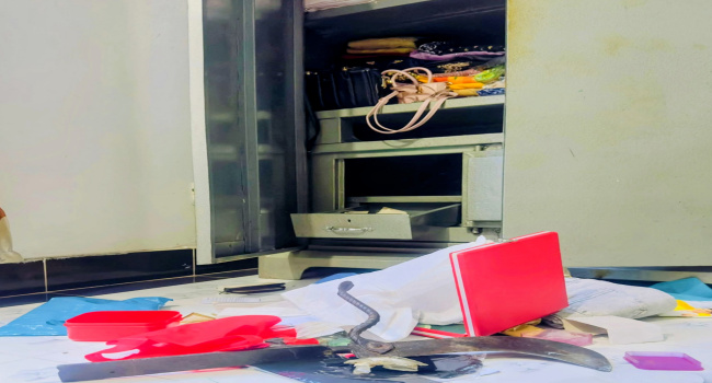 সোনারগাঁয়ে সৌদি প্রবাসীর বাড়িতে দিনে-দুপুরে চুরি, লুট ২২ লাখ টাকার মালামাল