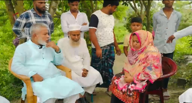 ১০ টাকা চাঁদা না দেওয়ায় খুন: নিহত অটোরিকশা চালক মমিনের পরিবারের পাশে এমপি মান্নান