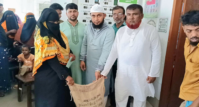 ঈদ উপলক্ষে বৈদেরবাজার ইউনিয়নে অসহায়দের মাঝে ভিজিএফ চাল বিতরণ
