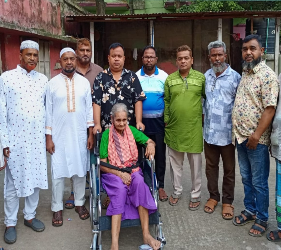 অসুস্থ বৃদ্ধার পাশে দাঁড়ালেন কাউন্সিলর প্রার্থী ফারুক আহমেদ
