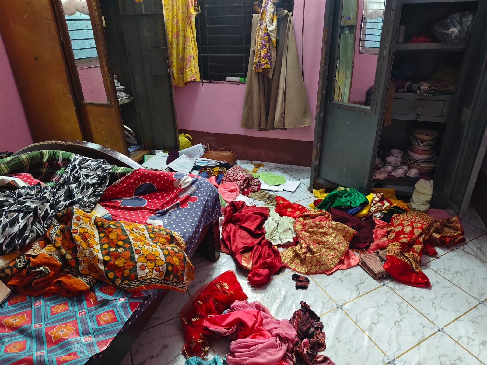 সোনারগাঁয়ে গৃহবধূর গলায় ছুরি ধরে ডাকাতি, ১৭ লাখ টাকার মালামাল লুট