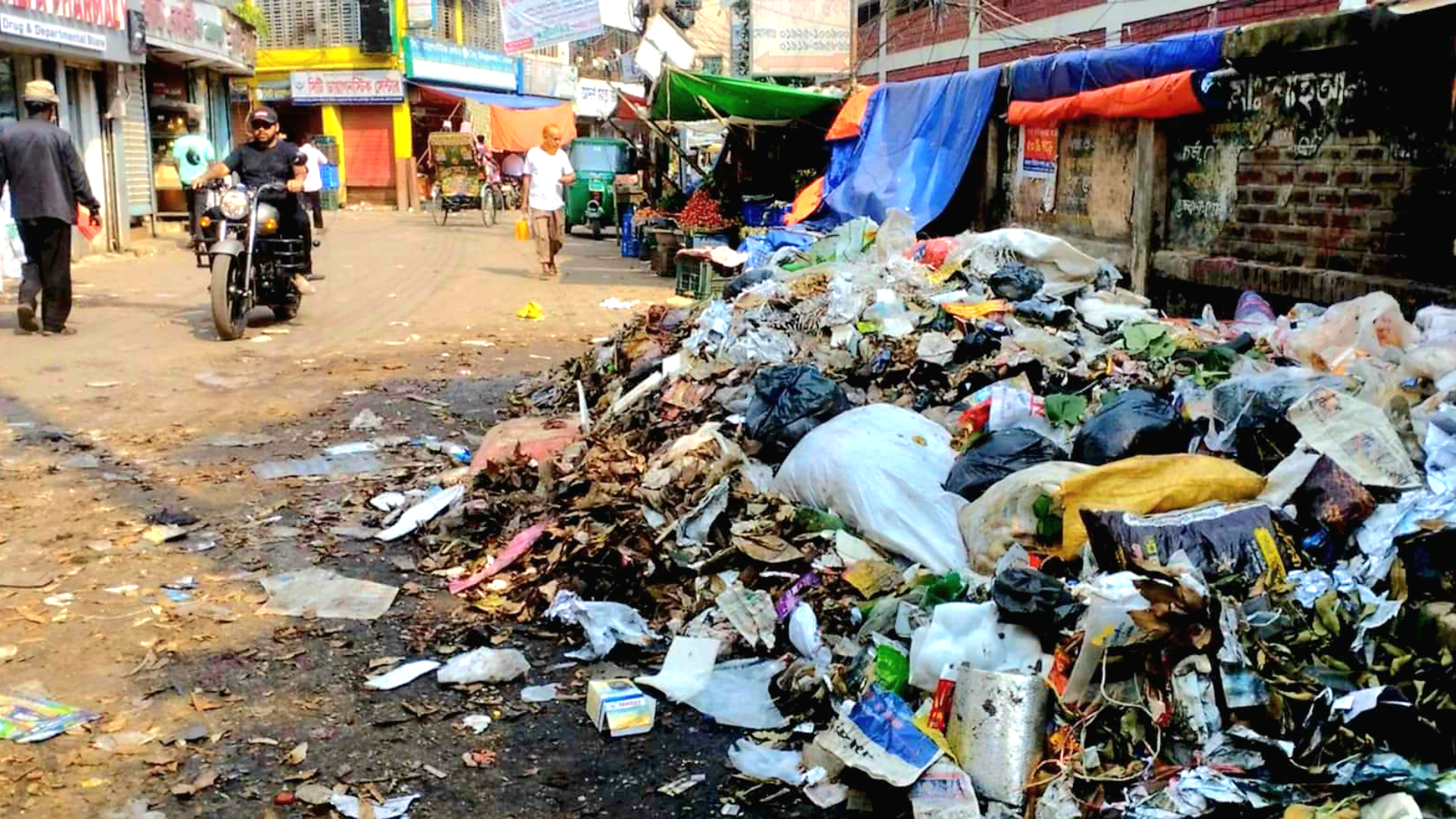 সোনারগাঁ পৌরসভায় কোরবানির বর্জ্য অপসারণে ধীরগতি, বিচিং পাউডার না ছিটানোর অভিযোগ