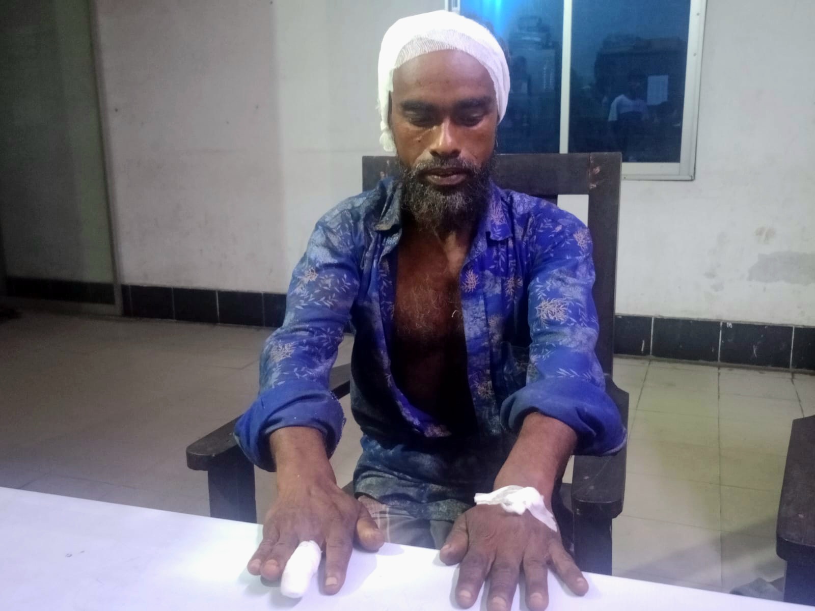 সোনারগাঁয়ে ঝালমুড়ির দাম চাওয়ায় বিক্রেতাকে পিটিয়ে আহত
