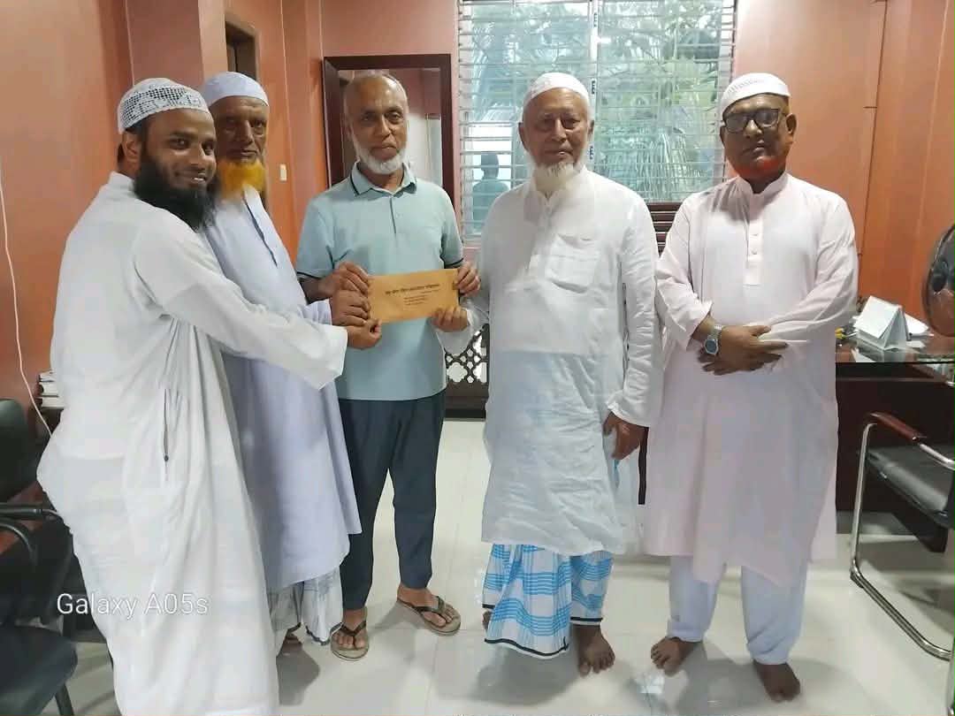 সোনারগাঁয়ে মসজিদ ও দরিদ্র পরিবারের ঘর মেরামতে আর্থিক সহায়তা দিলেন মুজাহিদ মল্লিক