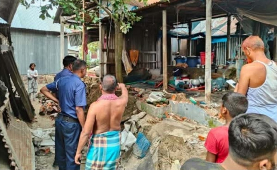 সোনারগাঁয়ে সরকারি রাস্তা বন্ধের প্রতিবাদ করায় বাড়িঘর ভাঙচুর ও লুটপাটের অভিযোগ