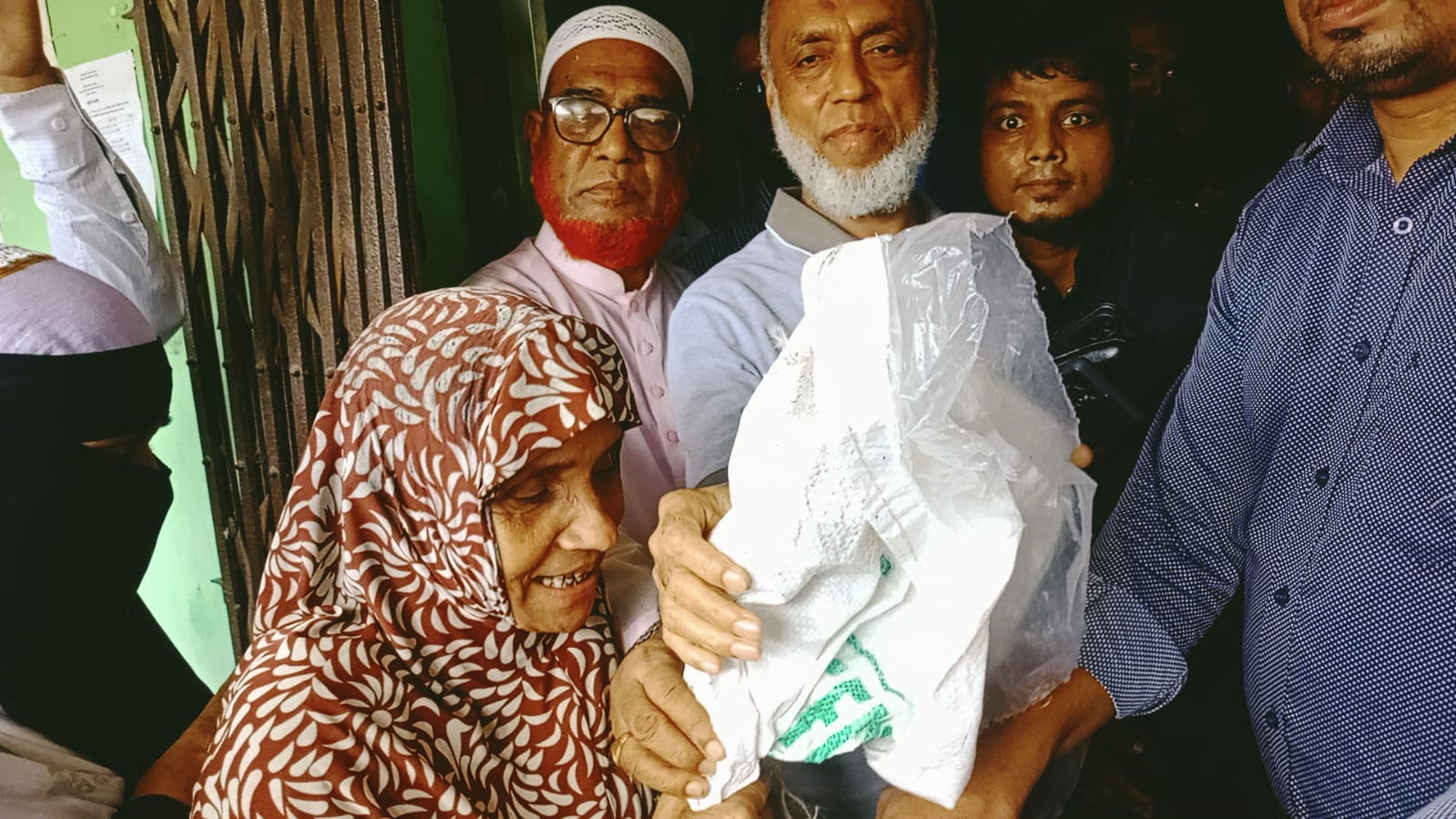 সোনারগাঁয়ে সরকারি বরাদ্দের (জি আর) চাল বিতরণ, সুবিধাবঞ্চিত পরিবারের পাশে জামপুর ইউনিয়ন