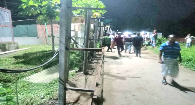 সোনারগাঁয়ে সরকারি রাস্তা দখলের অভিযোগ, এলাকাবাসীর প্রতিবাদ