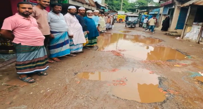 অলিপুরা বাজারের সড়ক সংস্কারের দাবিতে মানববন্ধন, এমপির হস্তক্ষেপ কামনা