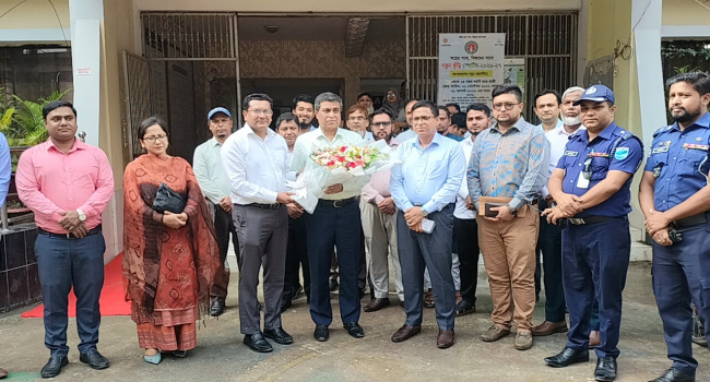 সোনারগাঁয়ে বিভিন্ন সরকারি দপ্তর ও চলমান উন্নয়নমূলক কার্যক্রম পরিদর্শনে ঢাকা বিভাগীয় কমিশনার