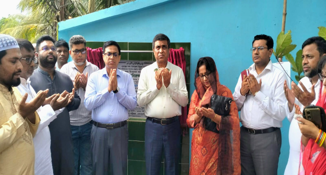 সোনারগাঁয়ে পানি নিষ্কাশন পাইপ ড্রেন নির্মাণ কাজের উদ্বোধন ও গাছের চারা রোপণ