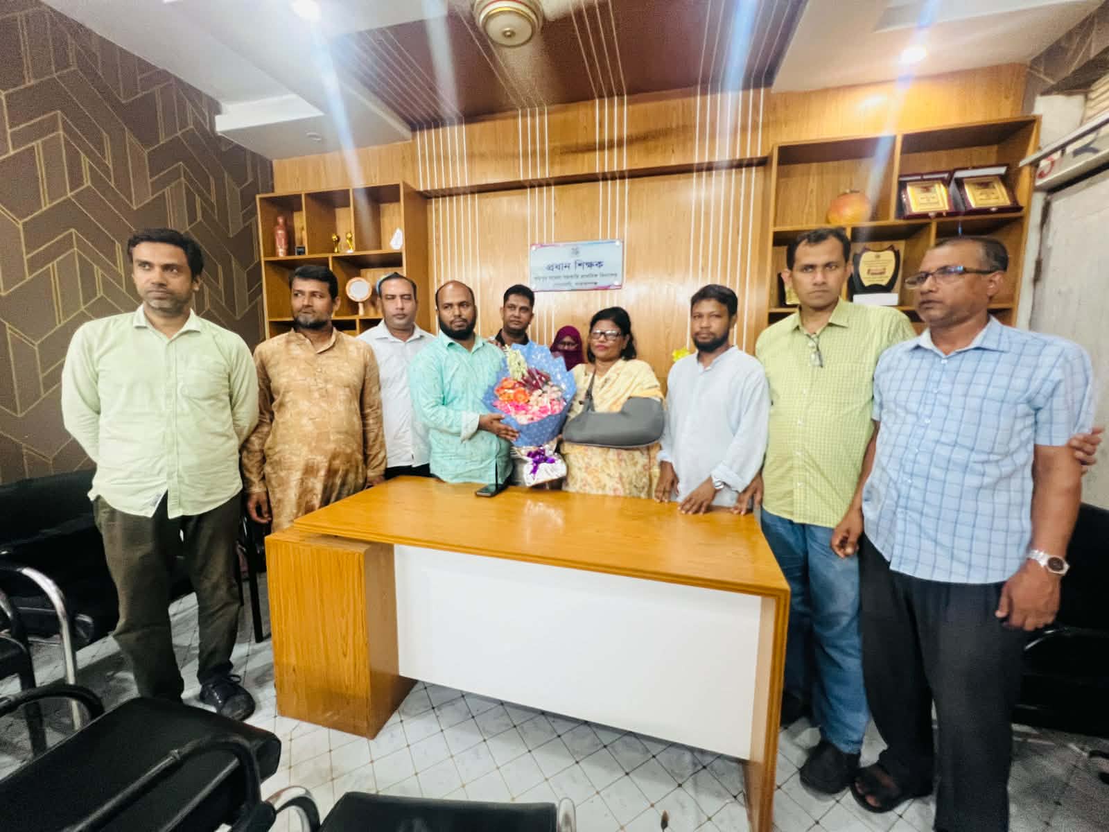 জাতীয় পর্যায়ে শ্রেষ্ঠ প্রধান শিক্ষক বি. আর. বিলকিসকে ফুলেল শুভেচ্ছা