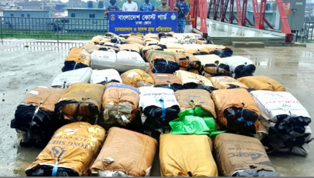 কাঁচপুরে কোষ্টগার্ডের অভিযানে প্রায় ৫৪ লাখ টাকার নিষিদ্ধ পলিথিন জব্দ