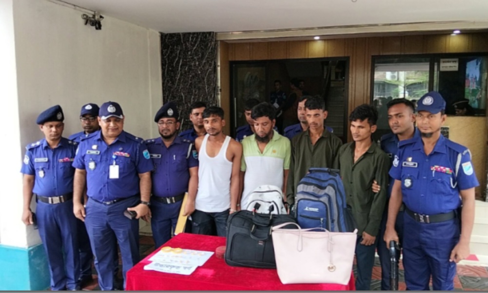 দুই ডাকাতি মামলায় সংঘবদ্ধ চক্রের ৫ সদস্য গ্রেপ্তার, উদ্ধার স্বর্ণালংকার ও শটগান