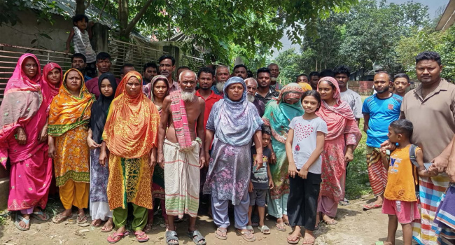 সোনারগাঁয়ে ৬০ পরিবার পানিবন্দি, রাস্তা খুলে দেওয়ার দাবিতে মানববন্ধন